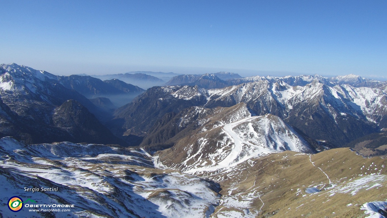 18 Valle Brembana in fondo Linzone e Resegone.JPG